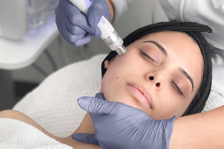 hydradrmabrasion treatment Skin Specialist Winnipeg - Woman receiving hydradermabrasion facial treatment in Winnipeg