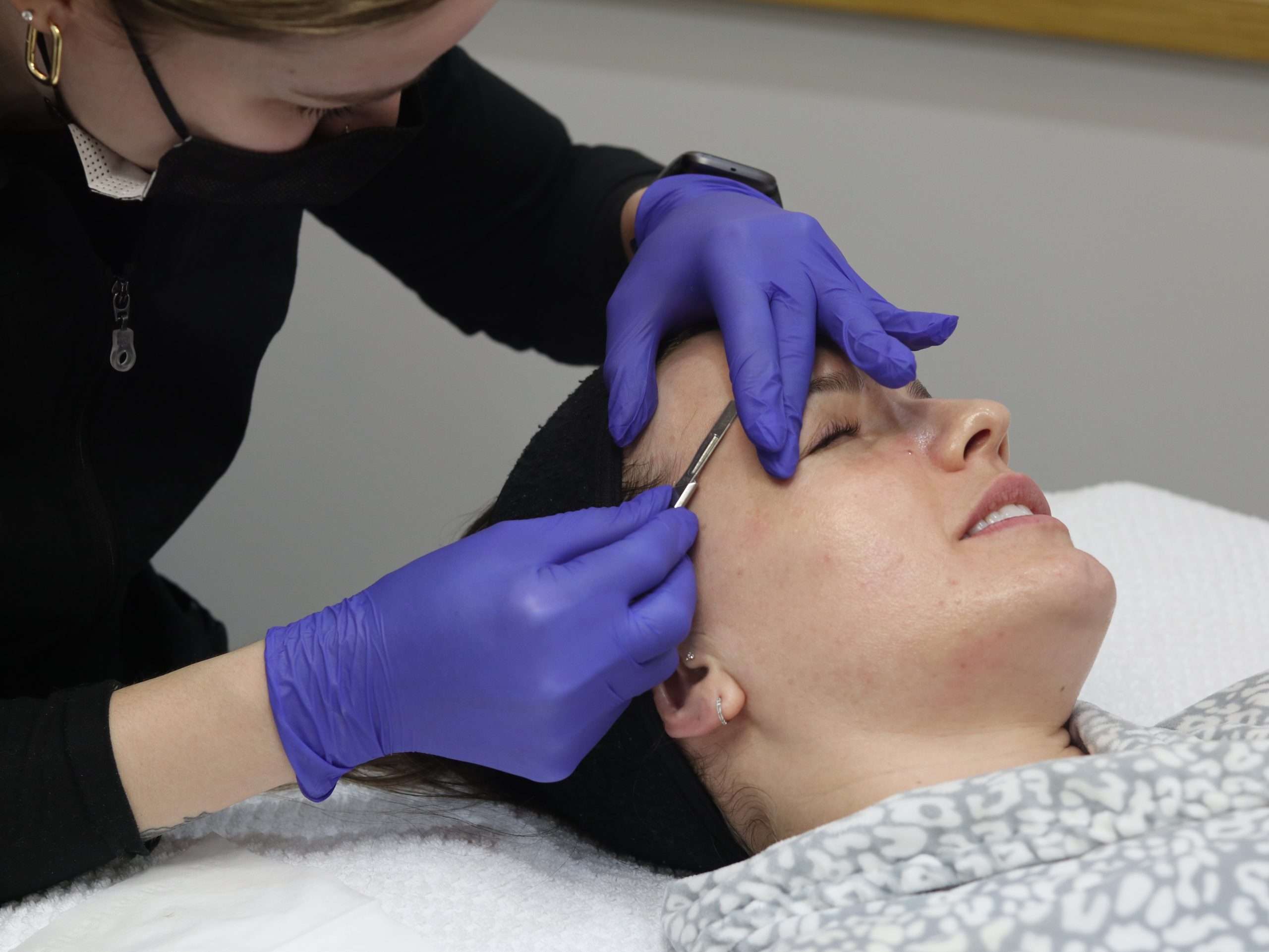 dermaplaning facial winnipeg dermaplaning facial on client