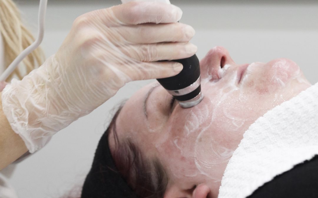 Oxygeneo facial on client
