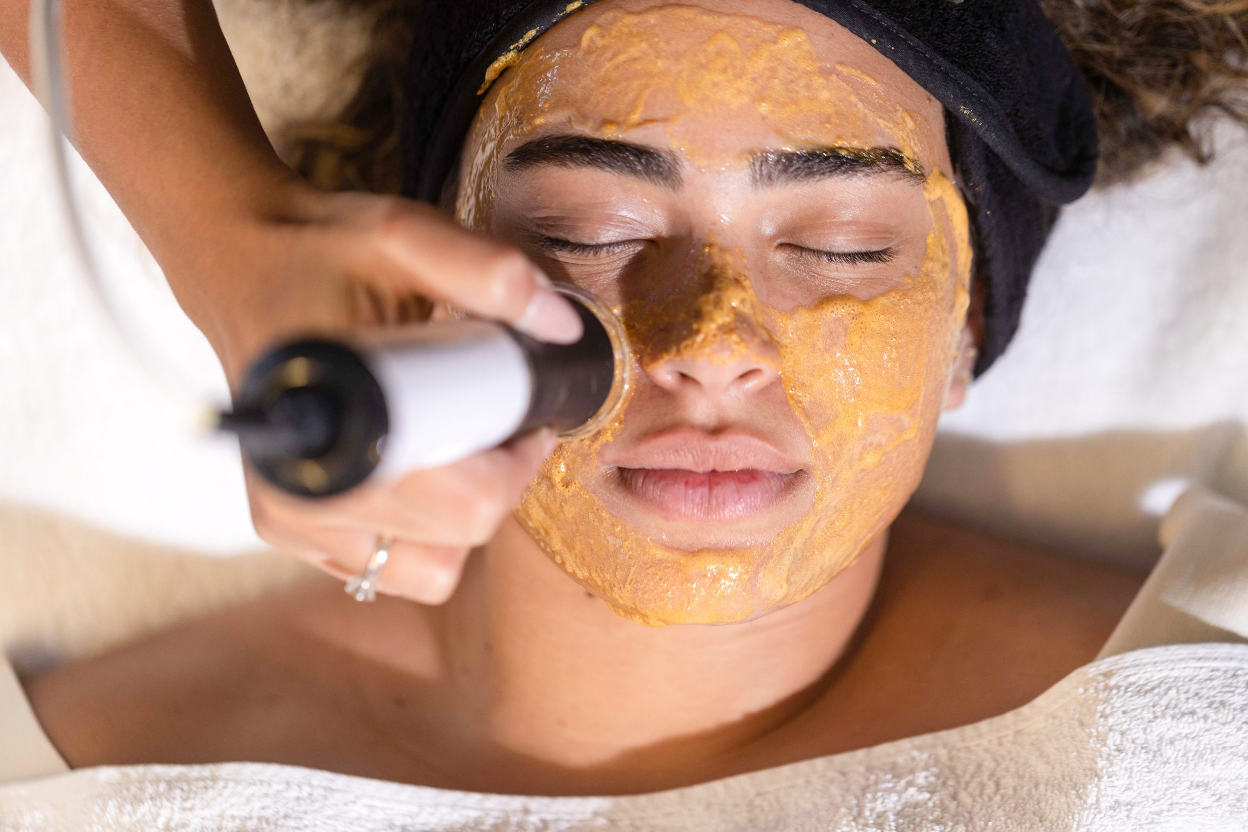 Oxygeneo facial client getting an oxygeneo facial