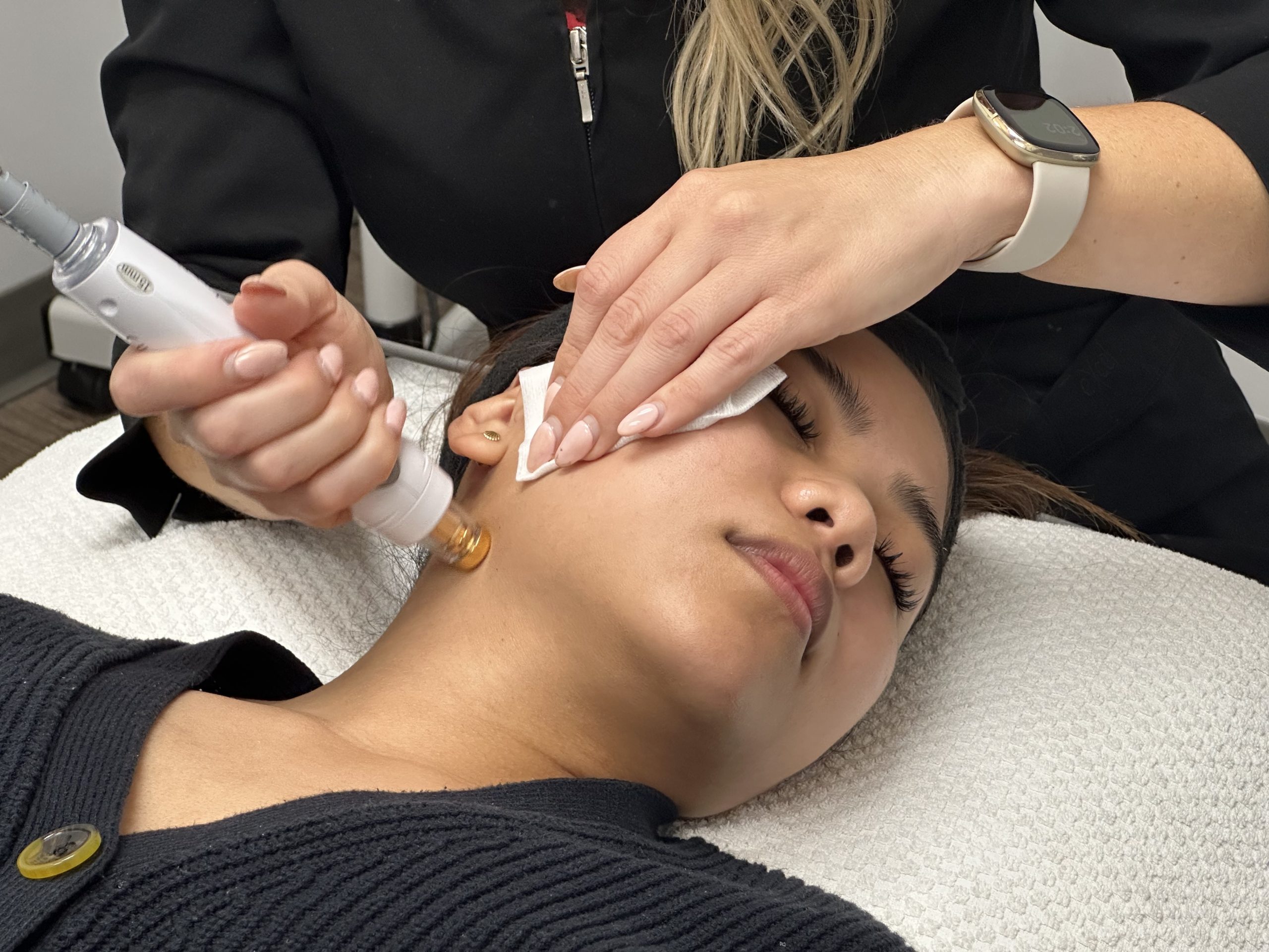 skin tightening tempsure client getting a tempsure skin tightening neck treatment