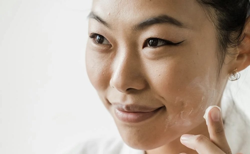 woman applying sunscreen