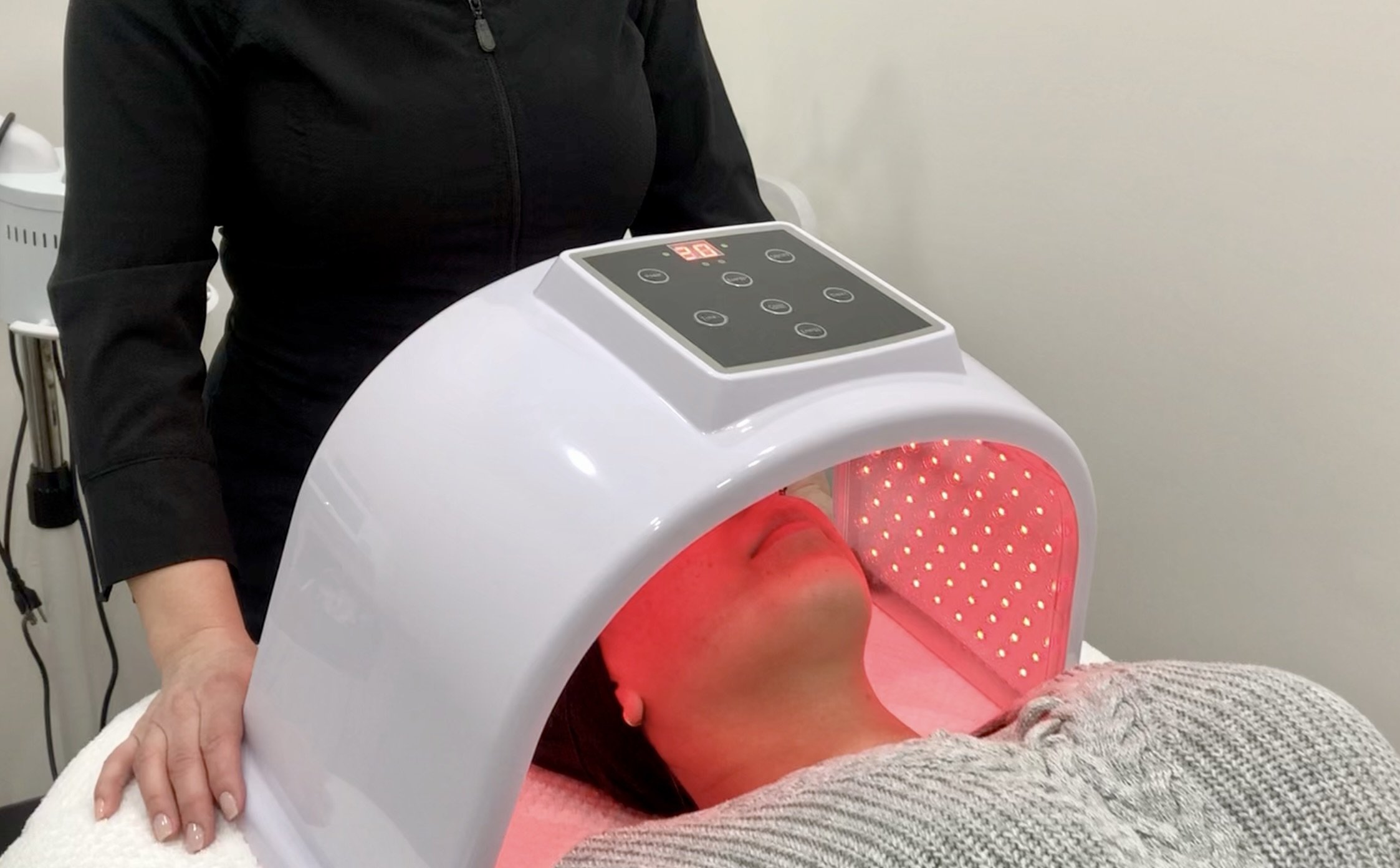 Screenshot a person receiving red light therapy in winnipeg for anti-aging