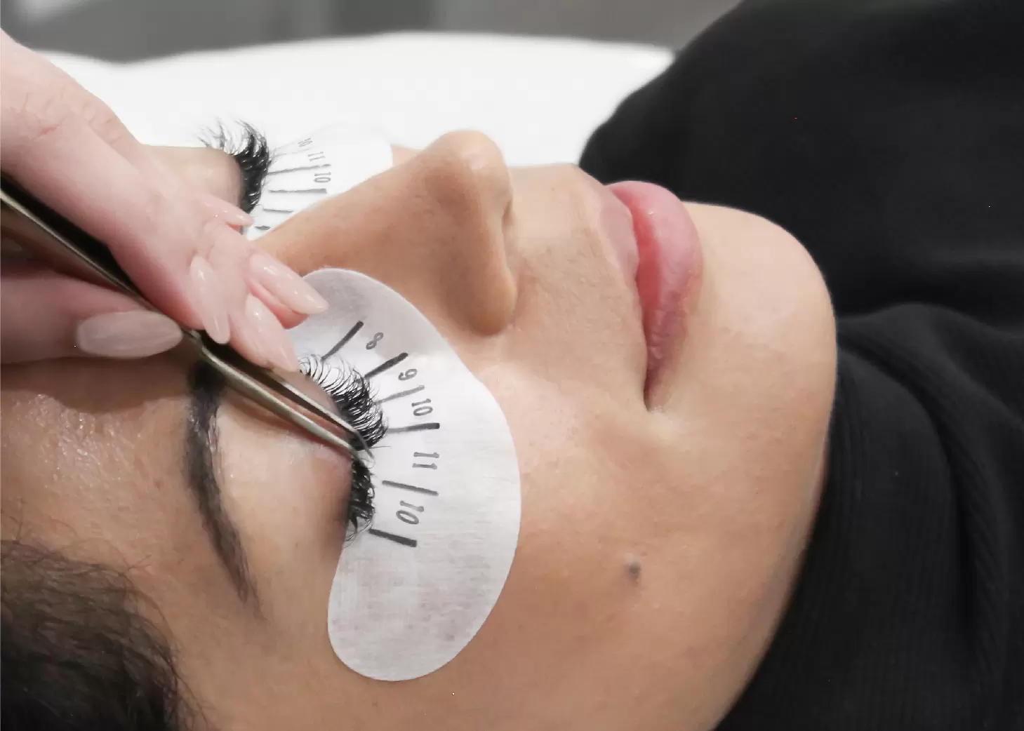 esthetician applying lash extension in winnipeg